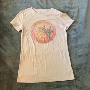 Slim fit light pink crew neck graphic tee